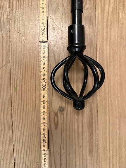 Svart gardinstång 110-230cm med knoppar och fästen