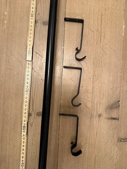 Svart gardinstång 110-230cm med knoppar och fästen