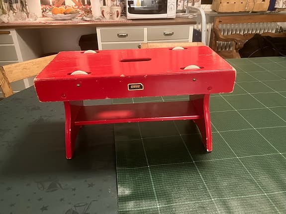 Röd träpall med hjul Brio