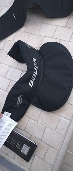 Hockeyprylar halsskydd, hängslen,  damasker stickade