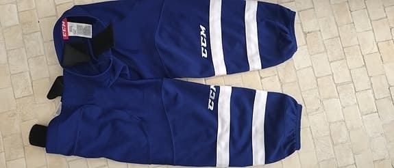 Hockeyprylar halsskydd, hängslen,  damasker stickade