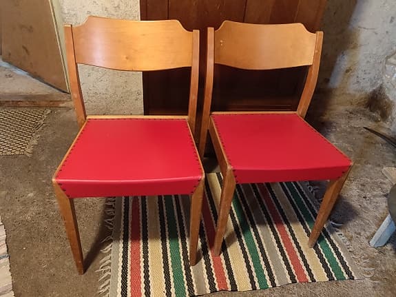 Stolar med röd galonsits