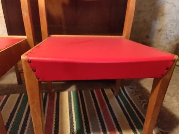 Stolar med röd galonsits