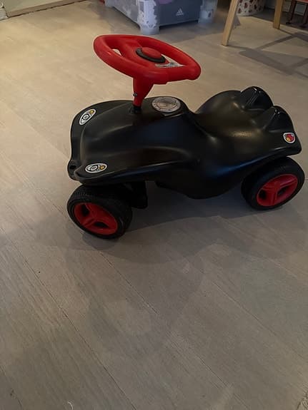 BRIO barnracer svart med röda hjul