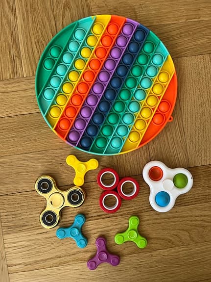 6st fidget spinners & 2st pop-it plattor