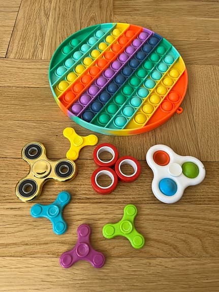6st fidget spinners & 2st pop-it plattor