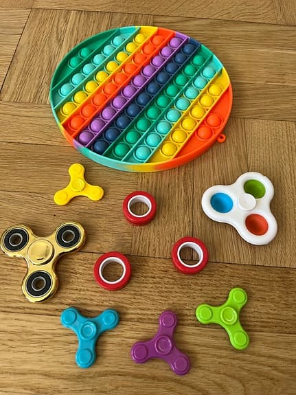 6st fidget spinners & 2st pop-it plattor