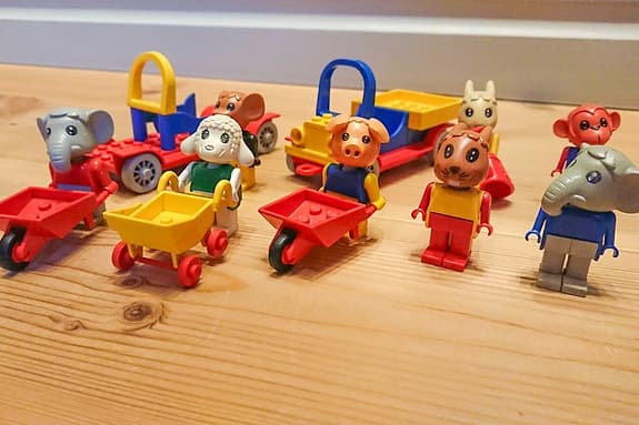 LEGO Fabuland 8 st minifigurer, fordon, skottkärra, barnvagn, vattenkanna