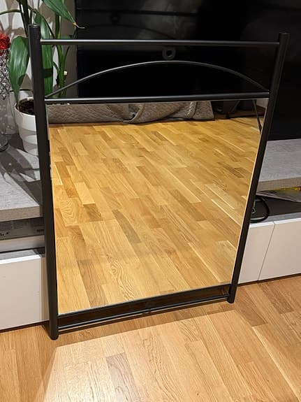 Stilrent svart spegel – 64 × 90 cm