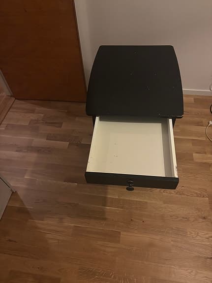 Svart byrå/hallmöbel.