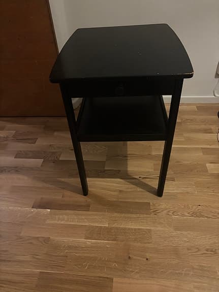 Svart byrå/hallmöbel.