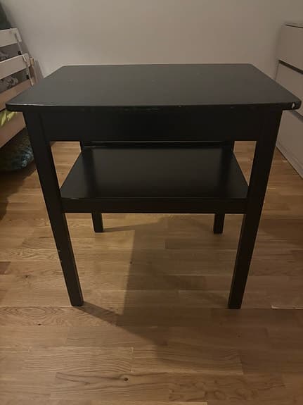 Svart byrå/hallmöbel.