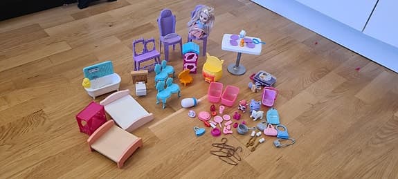Dockor med massor av tillbehör – perfekt för lek!