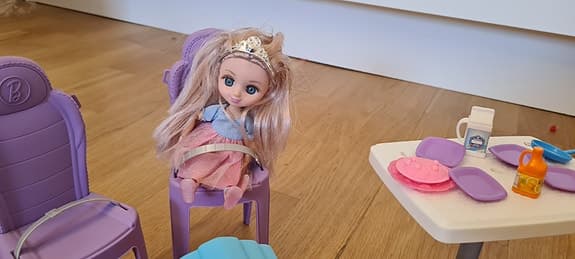 Dockor med massor av tillbehör – perfekt för lek!