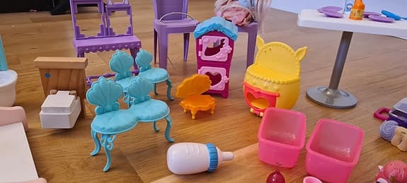 Dockor med massor av tillbehör – perfekt för lek!
