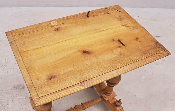 Bord i ljust träslag med detaljer