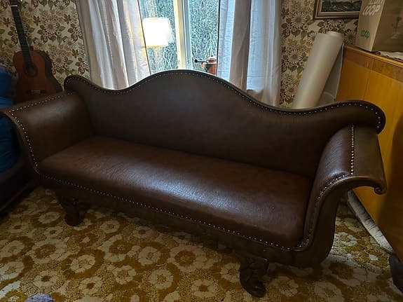 Äldre soffa i klassisk stil