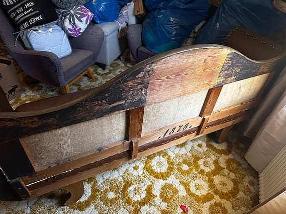 Äldre soffa i klassisk stil