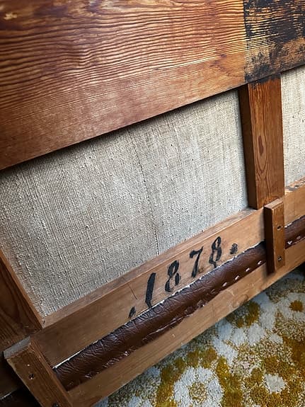 Äldre soffa i klassisk stil