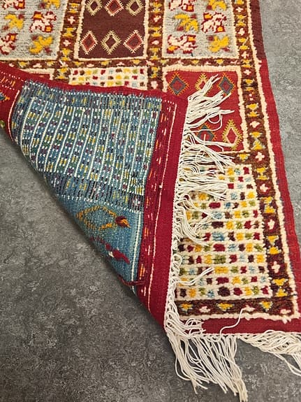 En vacker ekologisk ull matta färgad av naturen