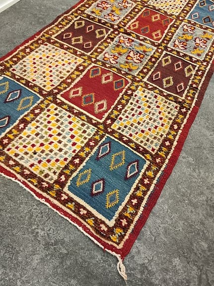 En vacker ekologisk ull matta färgad av naturen