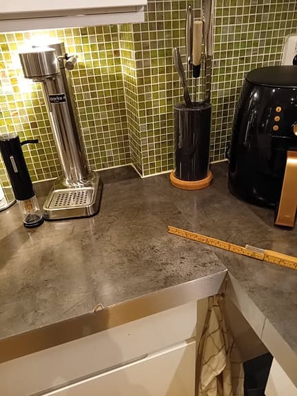 Köksbänkskiva i mörkgrå laminat
