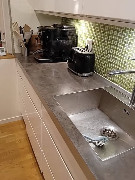 Köksbänkskiva i mörkgrå laminat