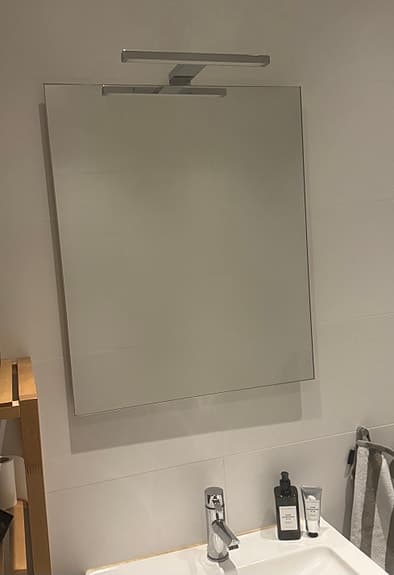 Vedum spegel med rektangulär form och belysning