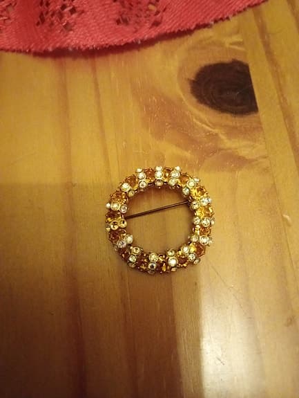 Brosch med kristaller