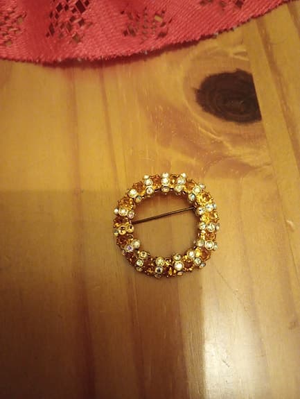 Brosch med kristaller