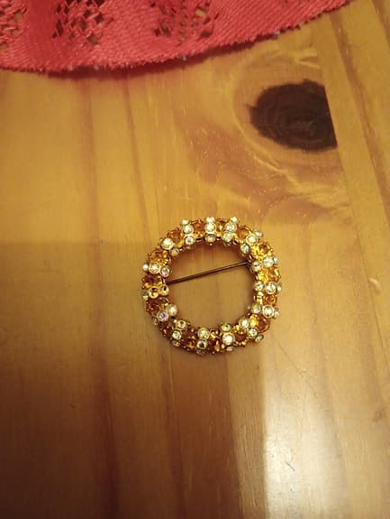 Brosch med kristaller