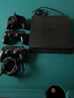 Sony Playstation 4 Spelkonsol med handkontroller och spel