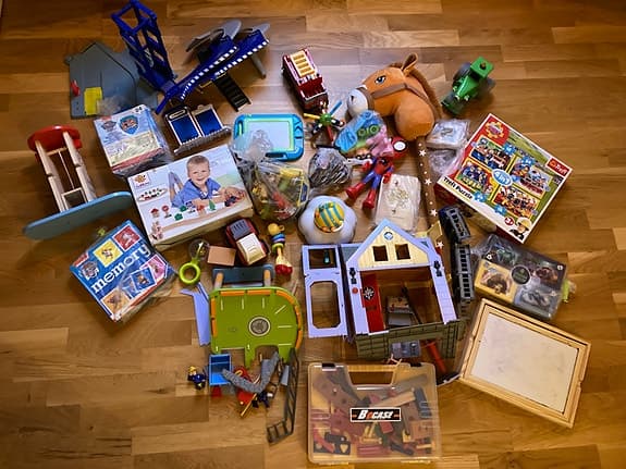Barnleksaker och spel blandat