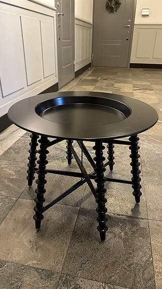 IKEA Trollsta svart brickbord med svarvade ben av Wiebke Braasch