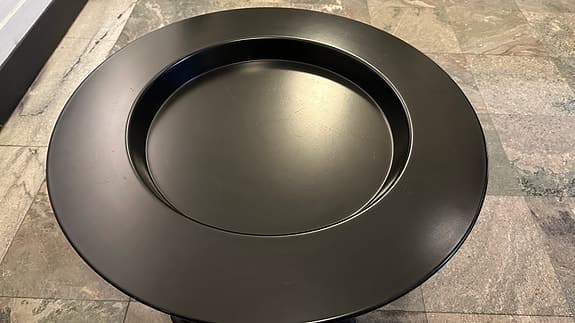 IKEA Trollsta svart brickbord med svarvade ben av Wiebke Braasch