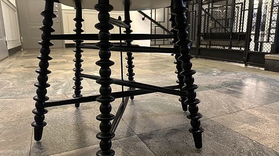 IKEA Trollsta svart brickbord med svarvade ben av Wiebke Braasch