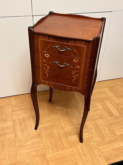 BYRÅ, RETRO Sängbord / HALLBYRA, 3-lädig, rokokostil. med tre lädor