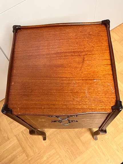 BYRÅ, RETRO Sängbord / HALLBYRA, 3-lädig, rokokostil. med tre lädor