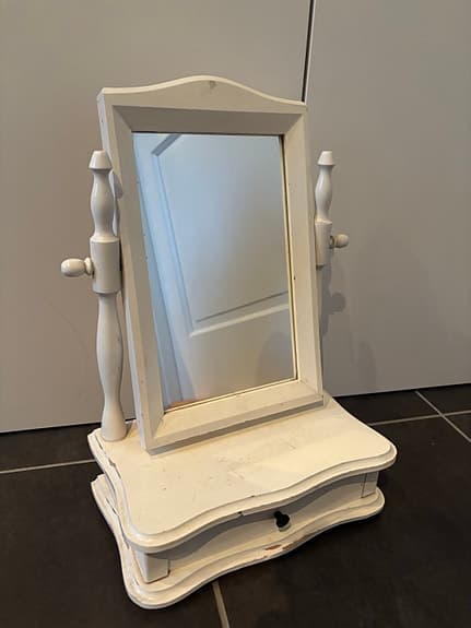 Bordsspegel med låda