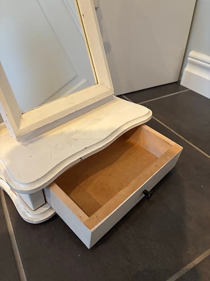 Bordsspegel med låda