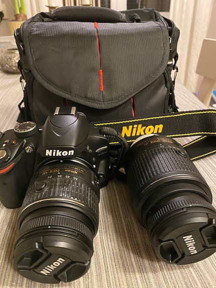 Nikon D3200 med två objektiv och kameraväska