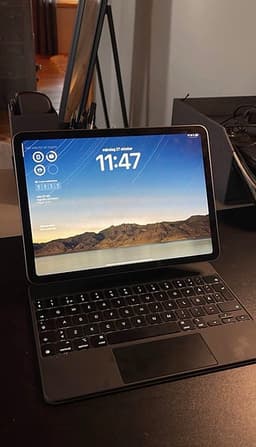 iPad Air 2025 11” & Magic Keyboard