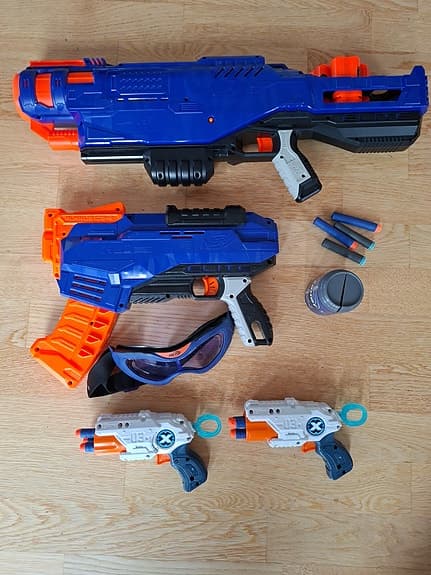 Nerf barnleksak set med blå och orange pistoler och tillbehör