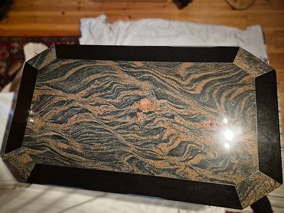 Bord med bohuslänsk granit i fägerna svart och rödbrun marmorering