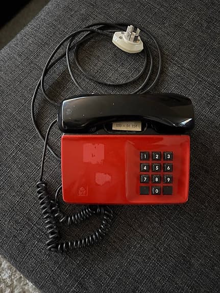 röd bordstelefon med knappsats