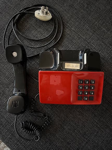 röd bordstelefon med knappsats