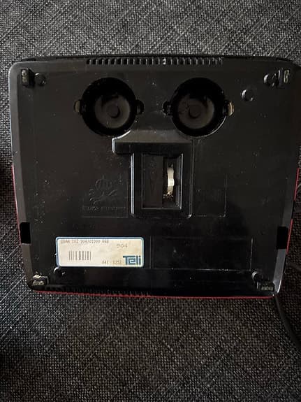 röd bordstelefon med knappsats