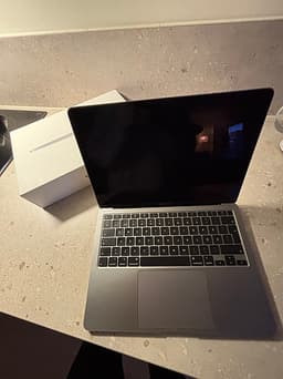 MacBook Air 2020, 265 gb – vattenskadad