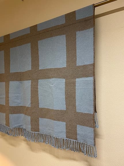 Pläd i nyskick ca 135 x 160 cm från Åhléns