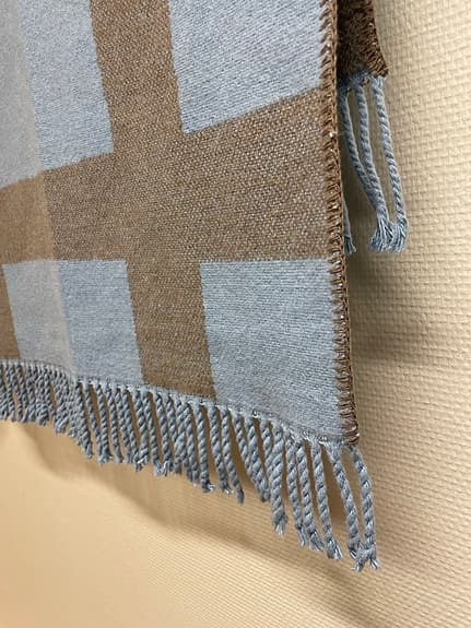 Pläd i nyskick ca 135 x 160 cm från Åhléns